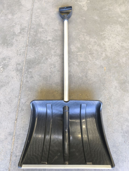 Снеговая лопата БОГАТЫРЬ №2 пластмассовая с оц.планкой 480х360мм, ø-32 с ал. черенком и V-руч. 02038