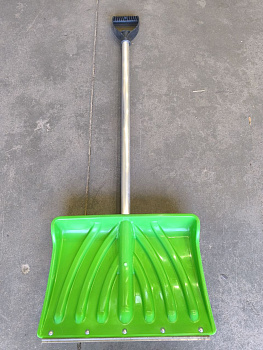 Снеговая лопата КРЕПЫШ №2 пласт. ЦВЕТНАЯ с клёпанной планкой 465х340мм, ø-32 с ал.чер V-руч. 13903