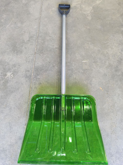 Снеговая лопата №1 из поликарбоната ЦВЕТНАЯ 450х390мм,  ø-32 с метал. черенком п/о и V-ручкой 14104