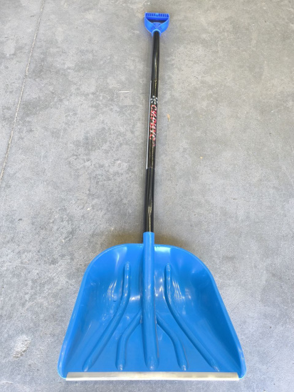 Снеговая лопата "Сириус" КУПЕЦ-2  из пер.полип.с ал. план.со съем.черн.п/о в термоу.рукаве и V-р. 