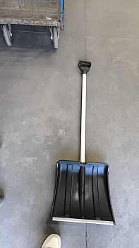 Снеговая лопата МЕТЕЛЬ №1 пластмассовая с оц.планкой 380х365мм, ø-32 с дер. черенком и V-руч. 13055